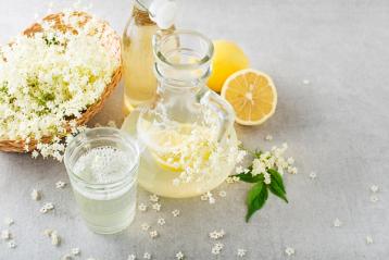 Flaske med hylleblomstsirup eller saft.