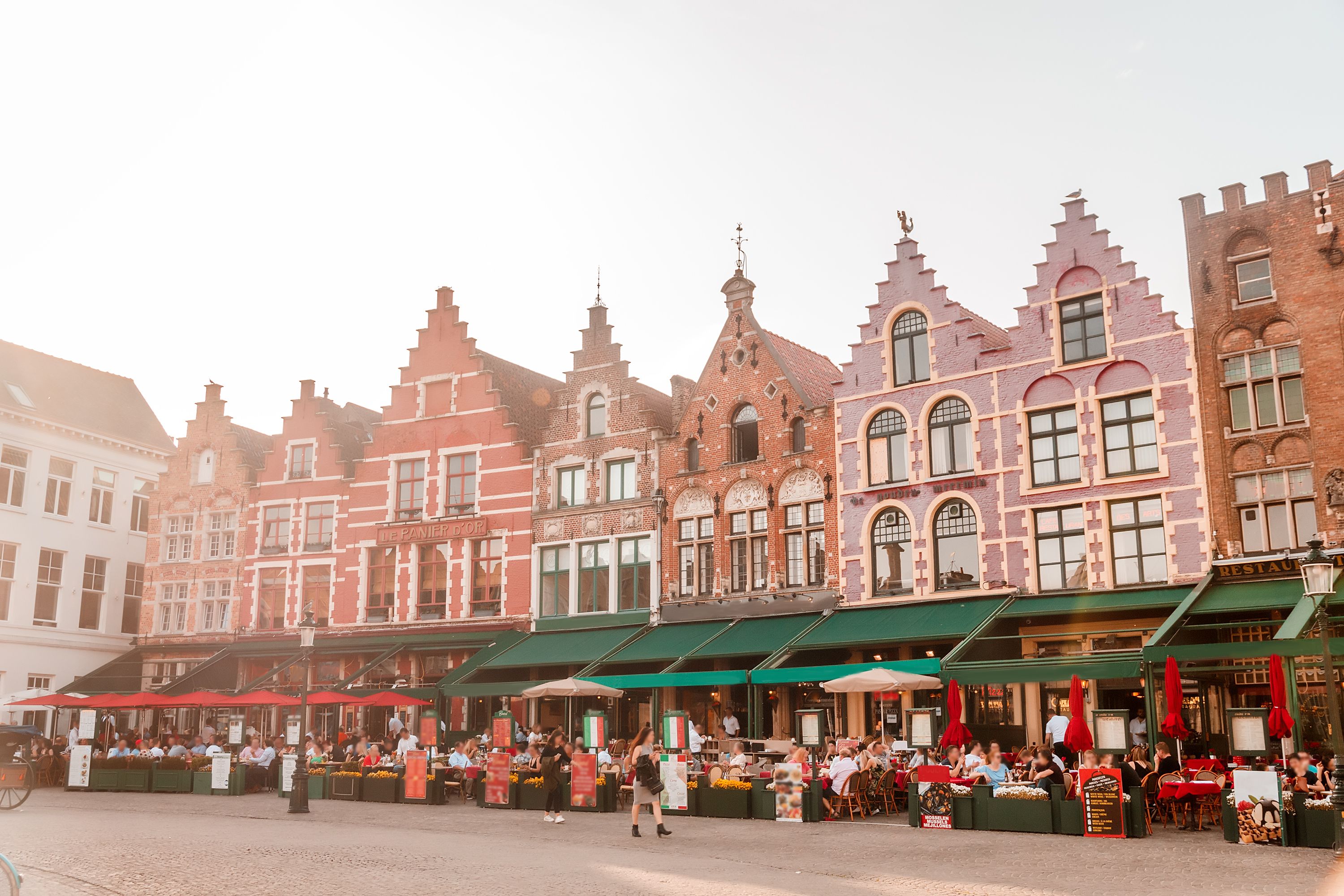 Torg med restauranter og barer i Burges i Belgia.