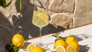 Limoncello spritz på et hagebord med sitroner.