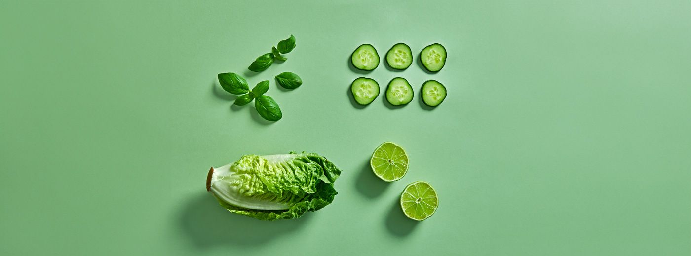 Grønt bilde med salat, basilikum, agurk og lime.