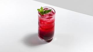 Ferdigblandet cocktail med norsk sider og slåpebærlikør.