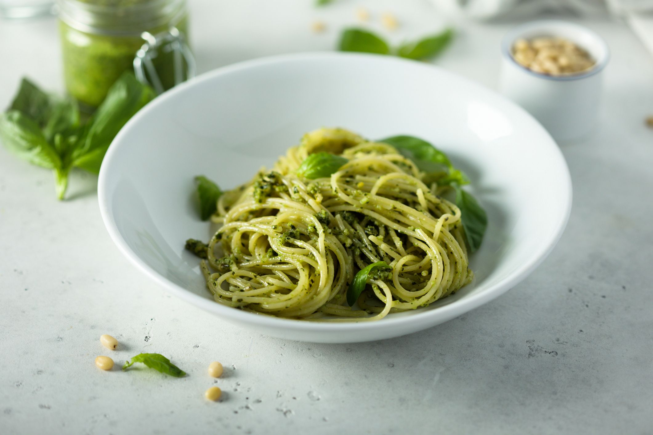 tallerken med pasta og pesto.