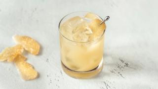 Ferdigblandet akevittcocktail med honning og ingefær.