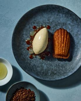 tallerken med dessert av tangiskrem og financierekake.