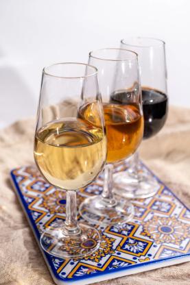 Tre glass med ulike sherrystiler.