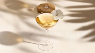 Ferdigblandet anchorage cocktail pyntet med hvite blomster.