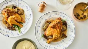 To tallerkner med vårkylling med morkelsaus, Chamapagnekork.