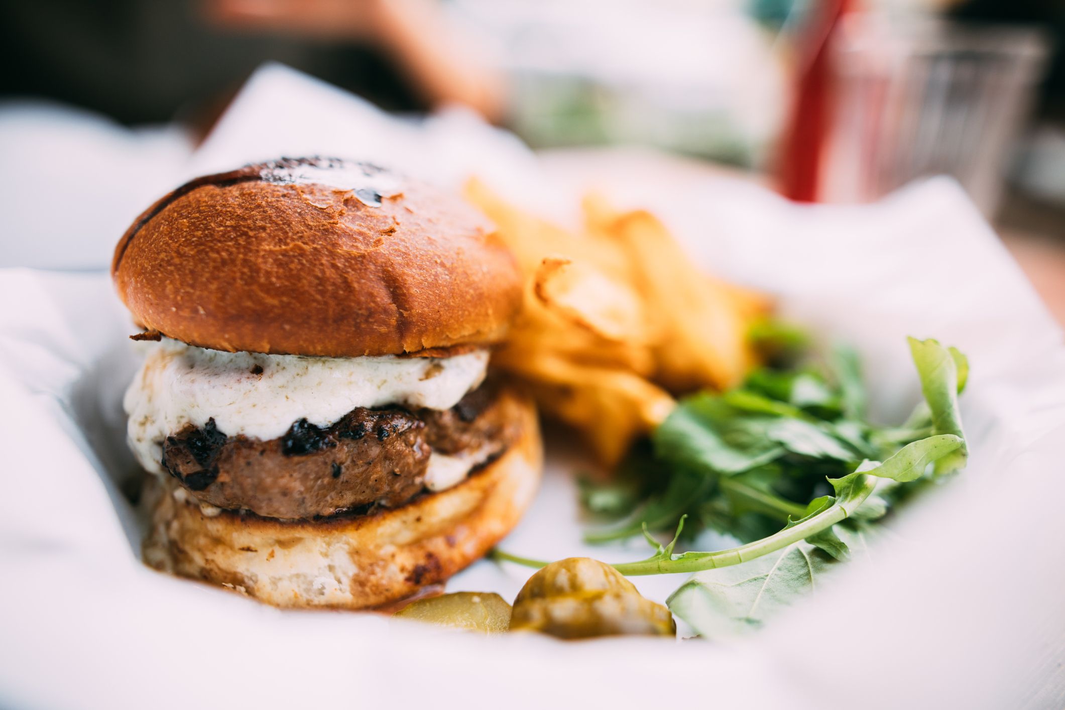 Cheeseburger med pommes frites.