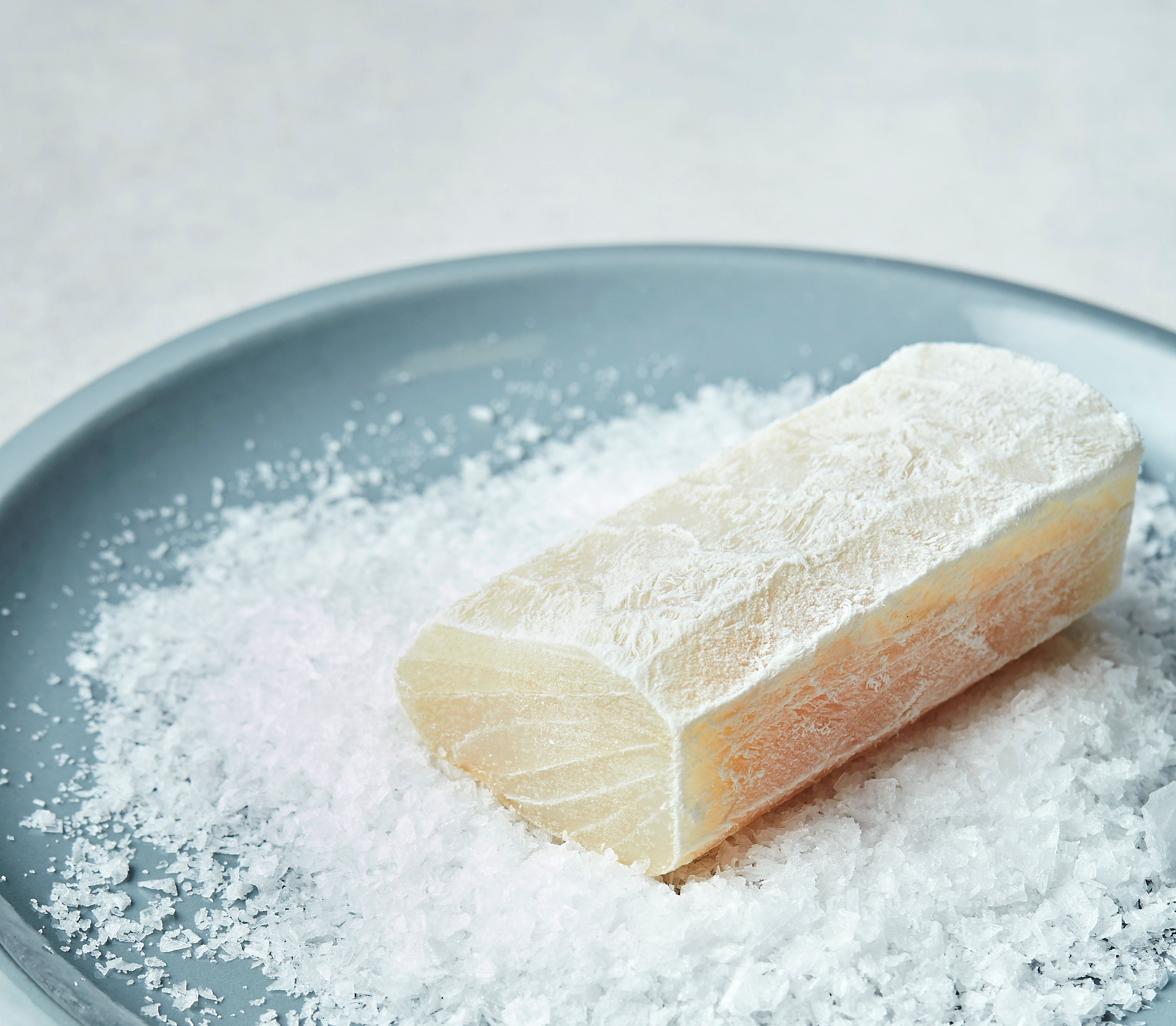 Klippfisk på en seng av salt.