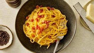 Tallerken med spaghetti carbonara, pecorini og pepper.