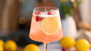 Ferdigblandet cocktail med limoncello og bringebær.