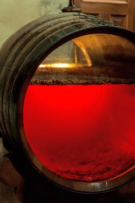 Fat med sherry som tydelig viser florlag på toppen av vinen og berme på bunnen av fatet.