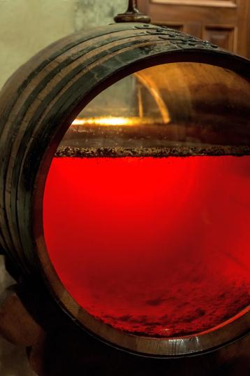 Fat med sherry som tydelig viser florlag på toppen av vinen og berme på bunnen av fatet.