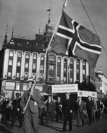 Bilde av avholdsbevegelsen som protesterer i Karl Johans gate i 1942.