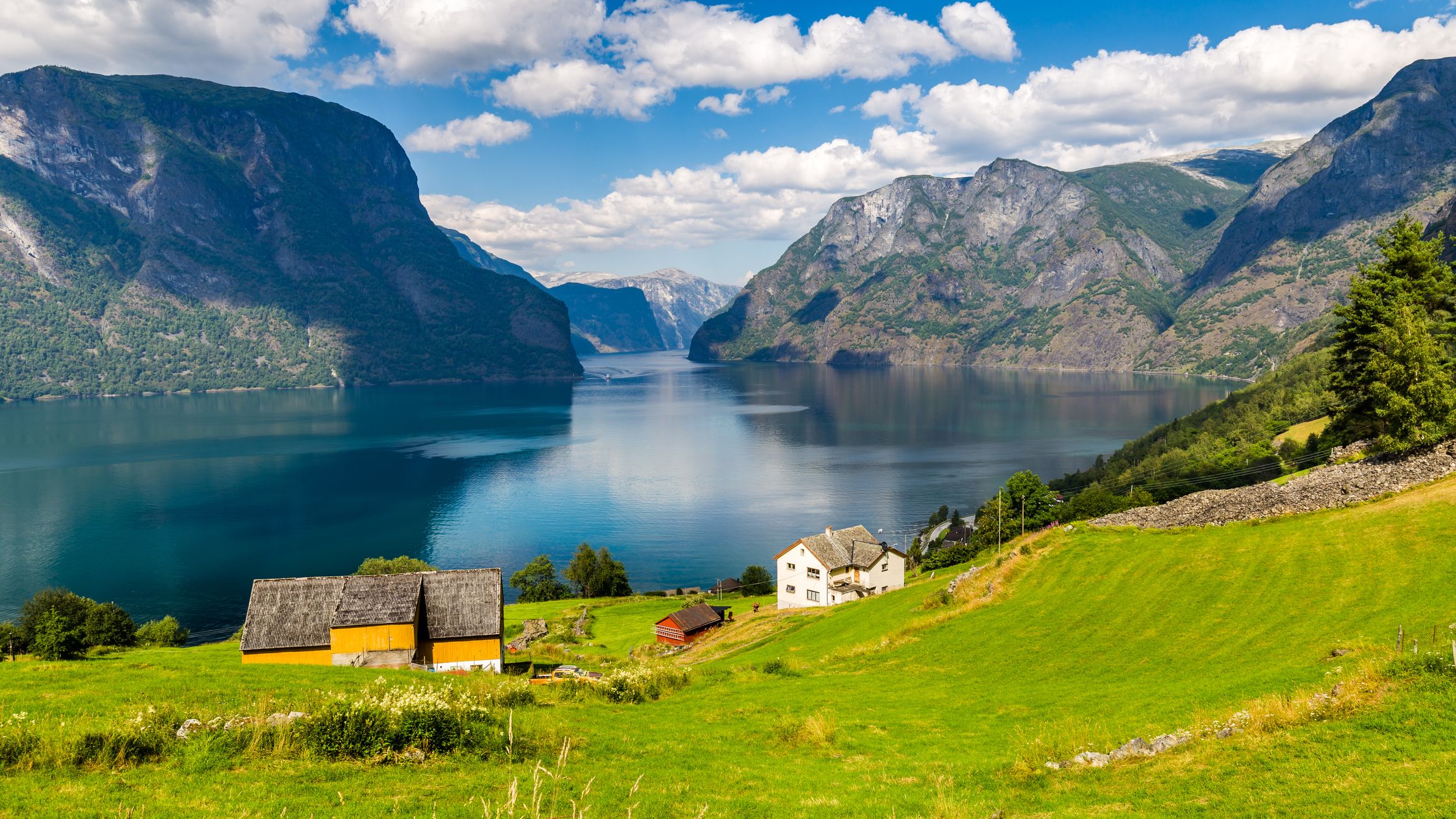 Fjord, gårdsbruk og fjell.