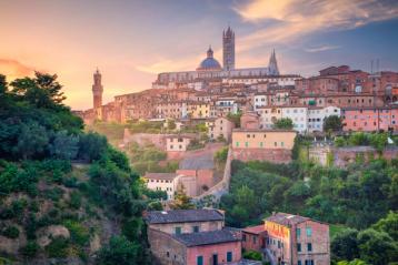 Byen Siena i solnedgang.