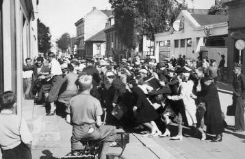 Scene fra køforbudets tid, klokken 09:00, Drammen 1942.