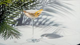 Ferdigblandet dry martini med oransjevin.