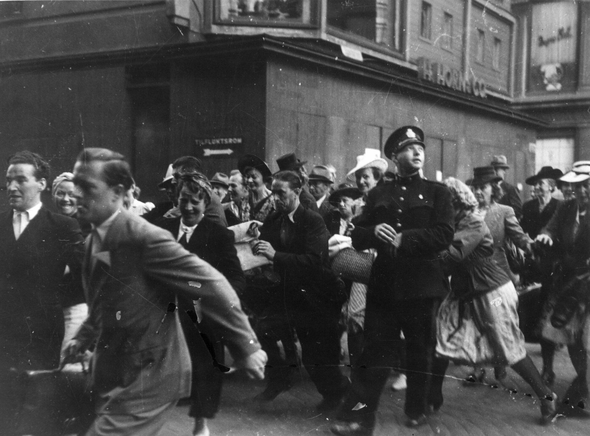 Mennesker som løper på Egertorget i 1944.