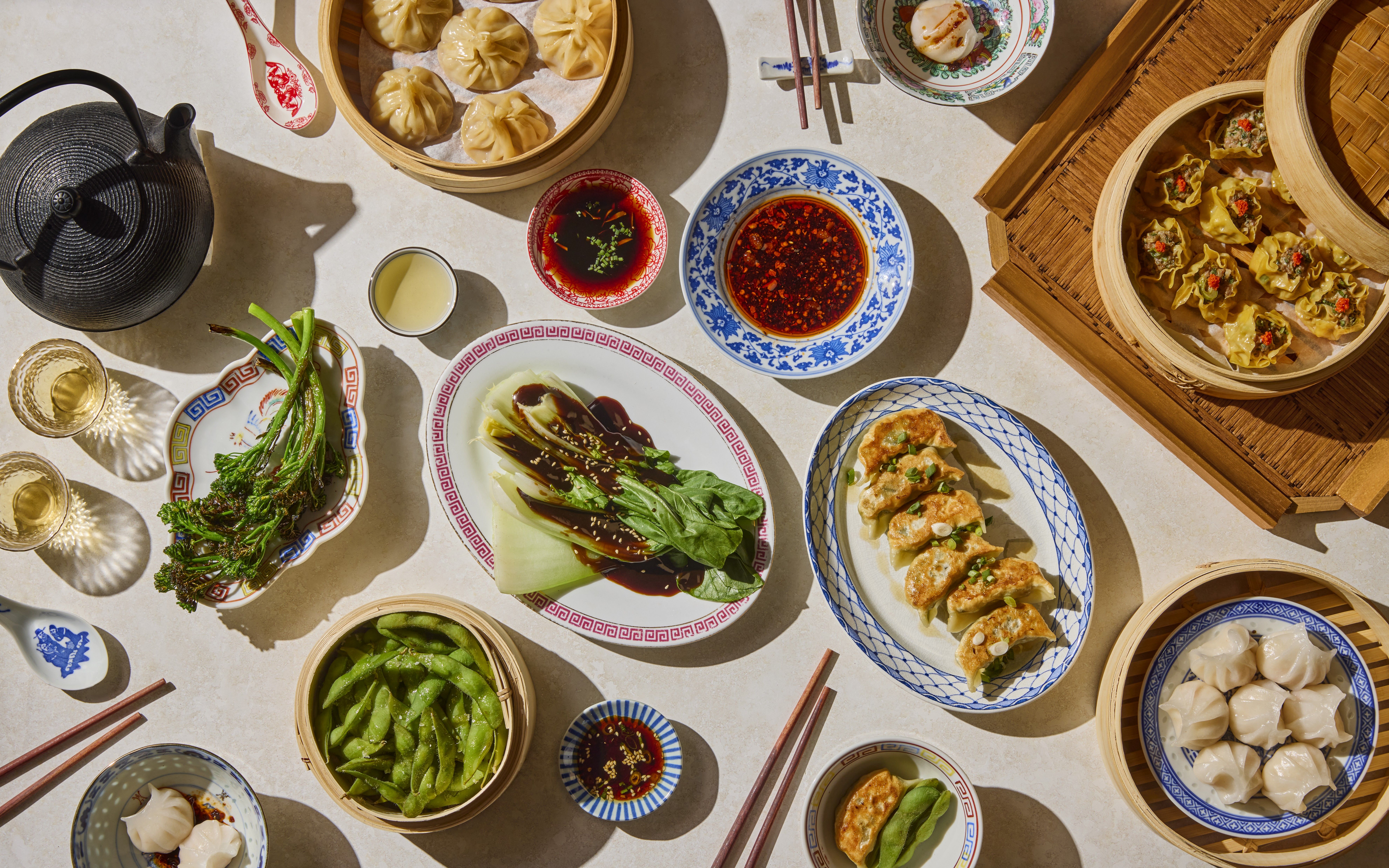 Bord med dim sum og dumplings.