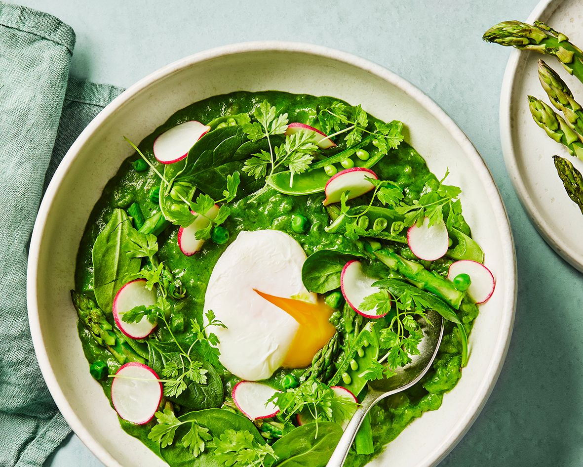 Tallerken med grønn risotto med asparges erter, reddik og posjert egg.