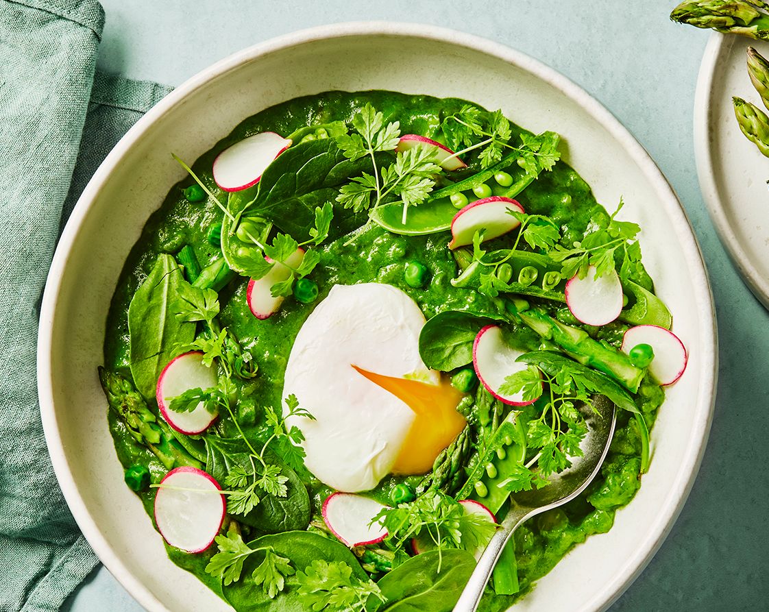 Tallerken med grønn risotto med asparges erter, reddik og posjert egg.