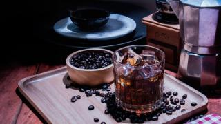Ferdigblandet negronicocktail med kaffe.