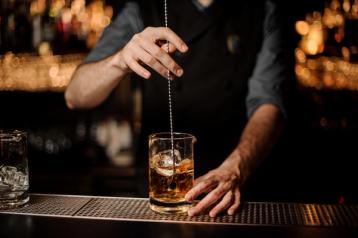 Bartender som rører en drink.