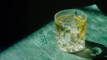 White negroni, servert i Old Fashion-glass