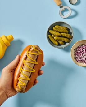 Pølse i brød med sennep.