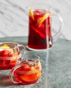 Sangria med jordbær og appelsinpynt, servert i Old Fashion-glass