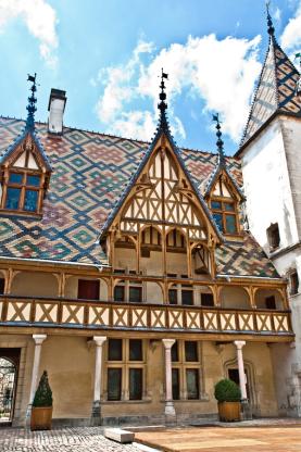 Hospices de Beaune er et ikonisk sykehjem, i dag sentrum for vinauksjoner i Burgund.