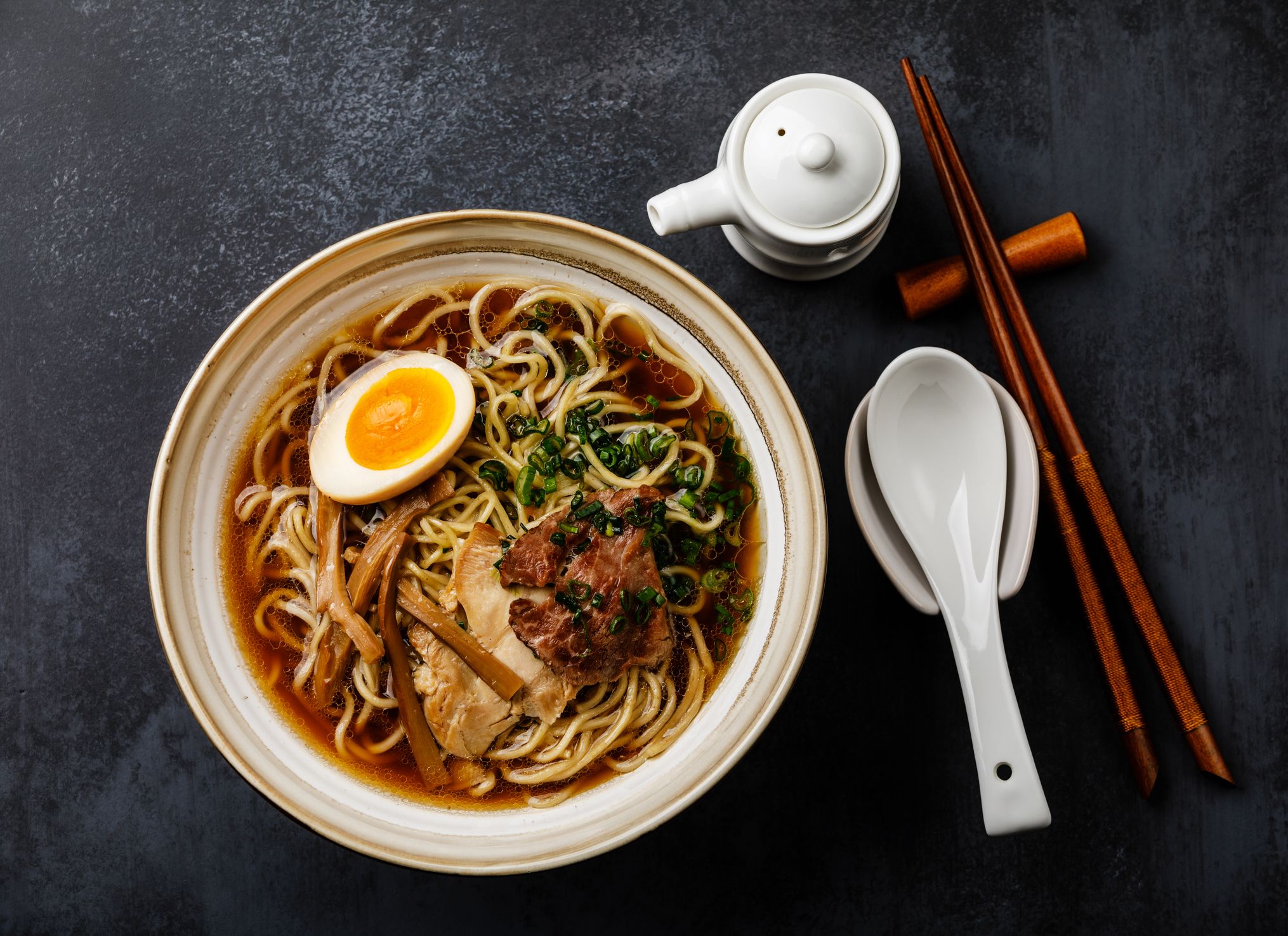 En bolle ramen med egg og kjøtt.