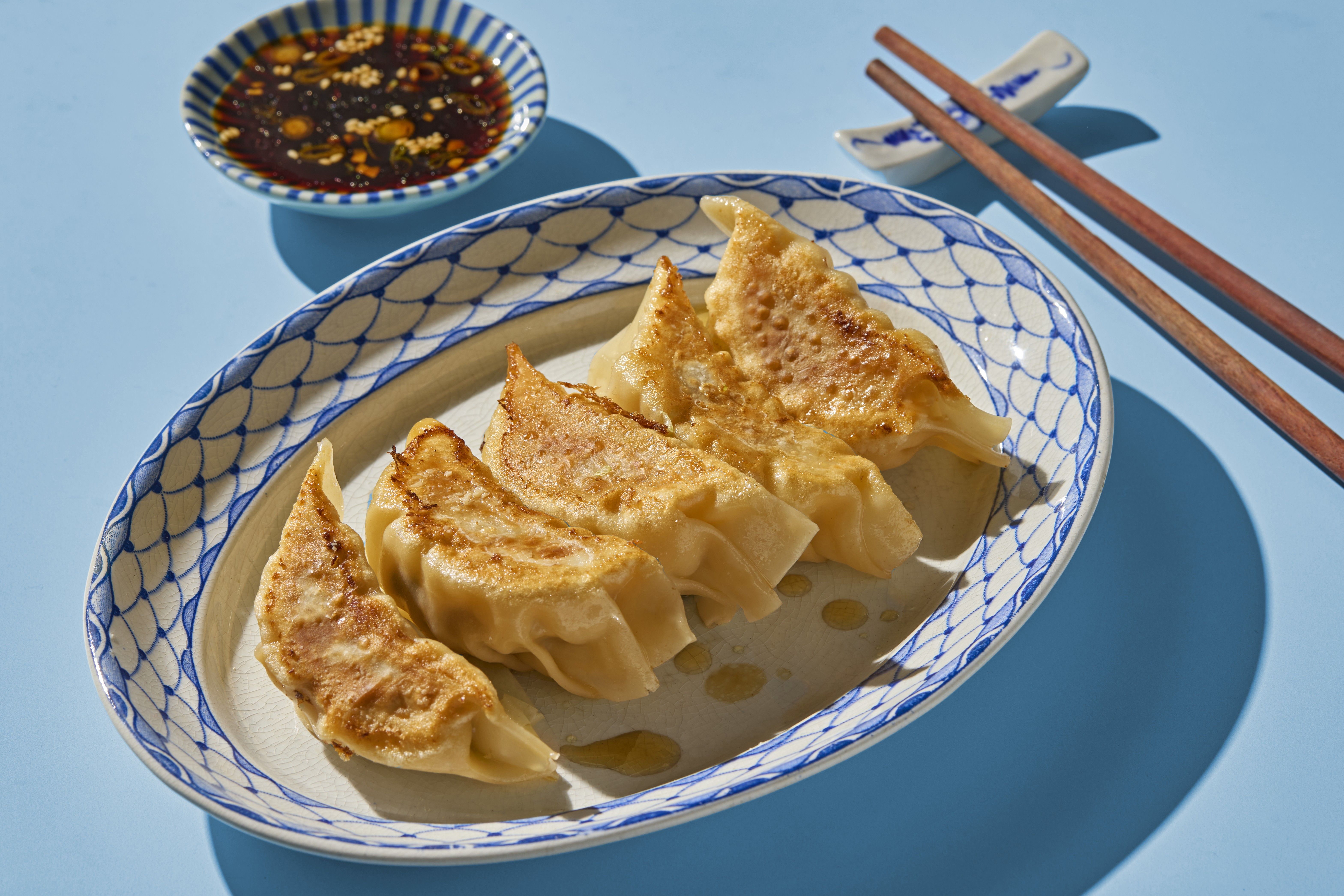 Stekt og dampet gyoza på et fat.