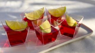 Gekeshots med smak av drinken cosmopolitan.