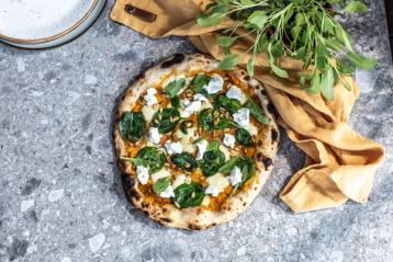 Bord med stekt pizza.