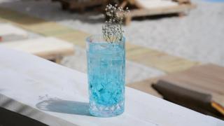 Ferdigblandet blå cocktail.