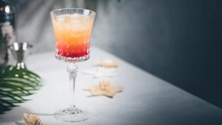 glass med rød grenadine og uklar pastis.