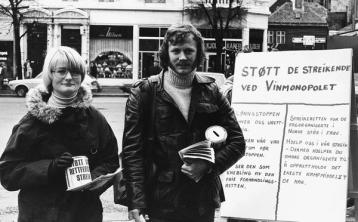 Bilde av to polarbeidere som står på stand under streiken i 1978.