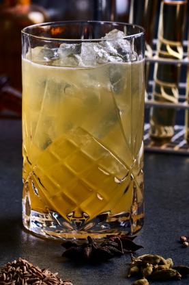 Ferdigblandet drink med akevitt i drinkglass.