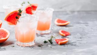 Ferdigblandet salty dog cocktail med grapefrukt og saltkant.