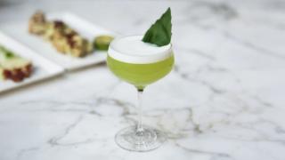 Ferdigblandet gin sour cocktail med basilikum.