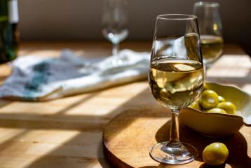 Et glass med fino sherry og fat med grønne oliven.