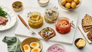 fat med ulike typer sild, rugbrød og knekkebrød.