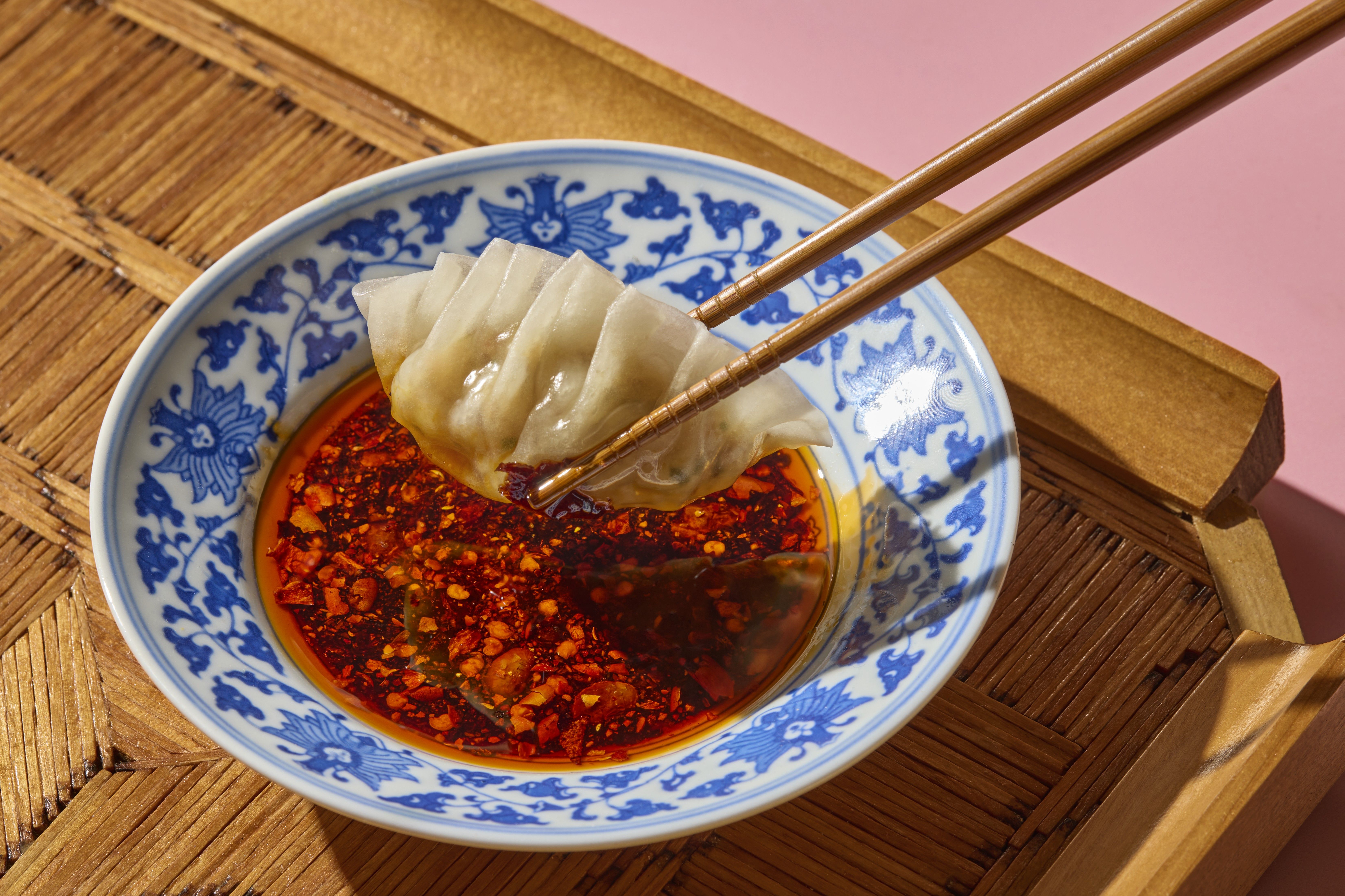 Dampet dumpling dyppes i saus.