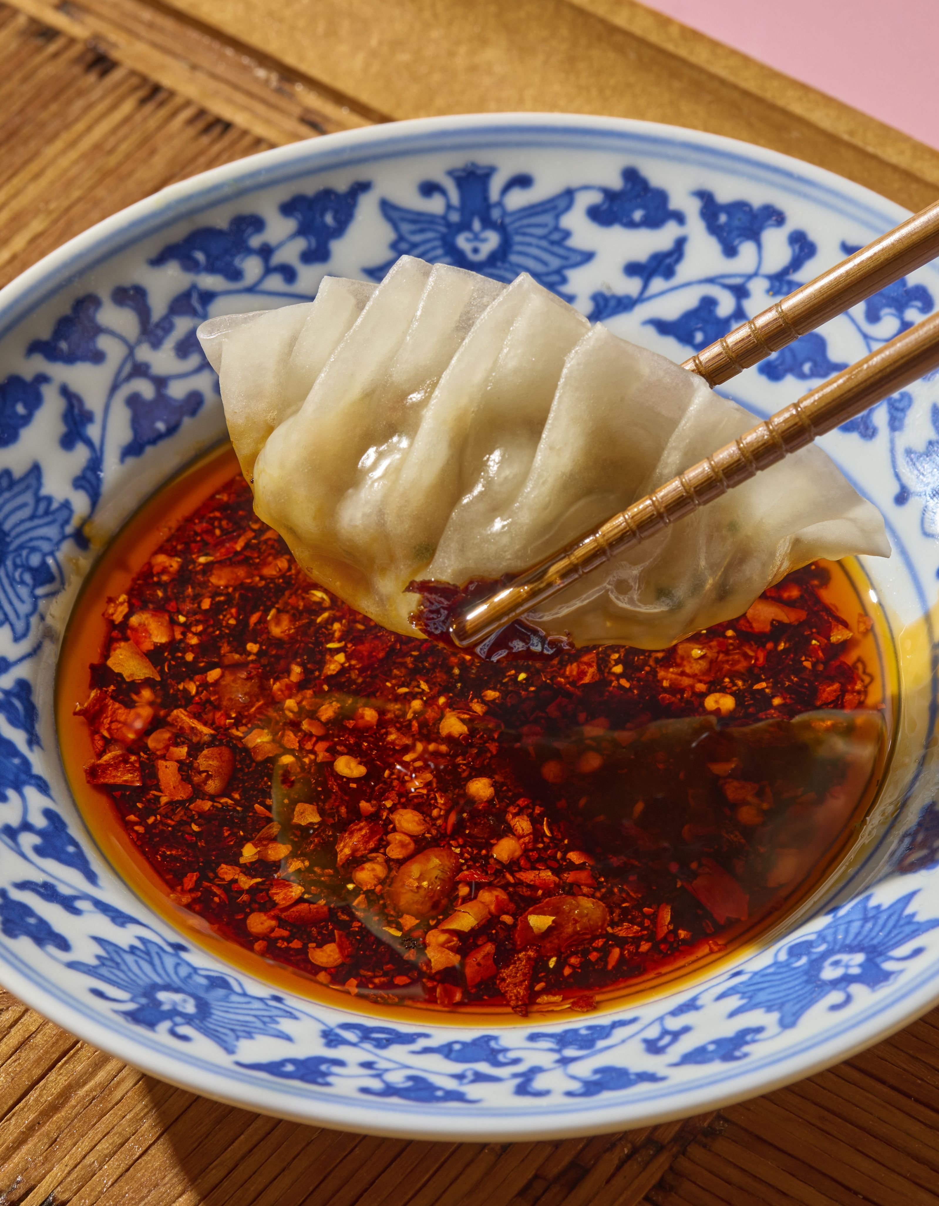 Dampet dumpling dyppes i saus.