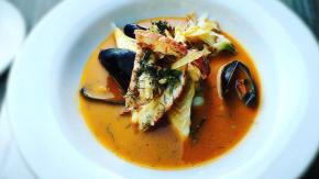 Tallerken med bouillabaisse med sjøreps og blåskjell.