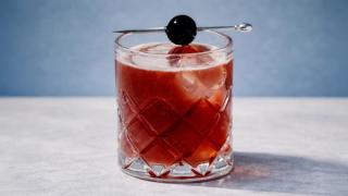 Ferdigblandet bordeaux whisky sour cocktail.