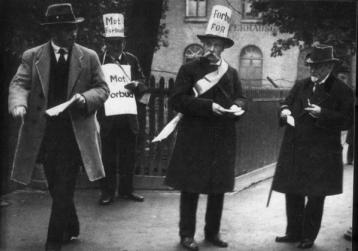 Listebærere som deler ut løpesedler før forbudsavstemningen i 1919.