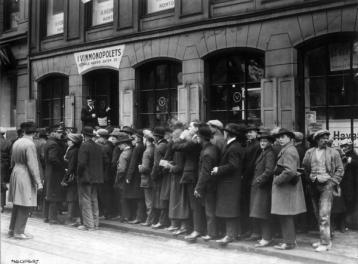 Lang kø utenfor Vinmonopolet i Akersgata i 1923.